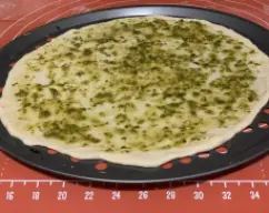 Step <p>Cubra la base con el Pesto y luego reparta los champiñones .</p> illustration