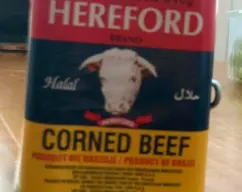 Step <p>Cuando al judías y las patatas estén a su gusto. Mezclar todos los ingredientes en una fuente grande con el Corned beef y servir.</p> illustration