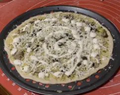 Step <p>Para decorar y terminar de montar, vierta la crema agria por encima del queso en forma espirales o como prefiera </p> illustration