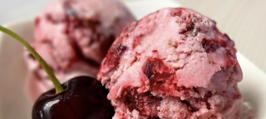 Helado de platano y cerezas