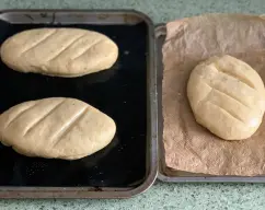 Step <p>Hacer cortes cruzados (no muy hondo) en la superficie. Como si fuera un pan rústico.</p> illustration